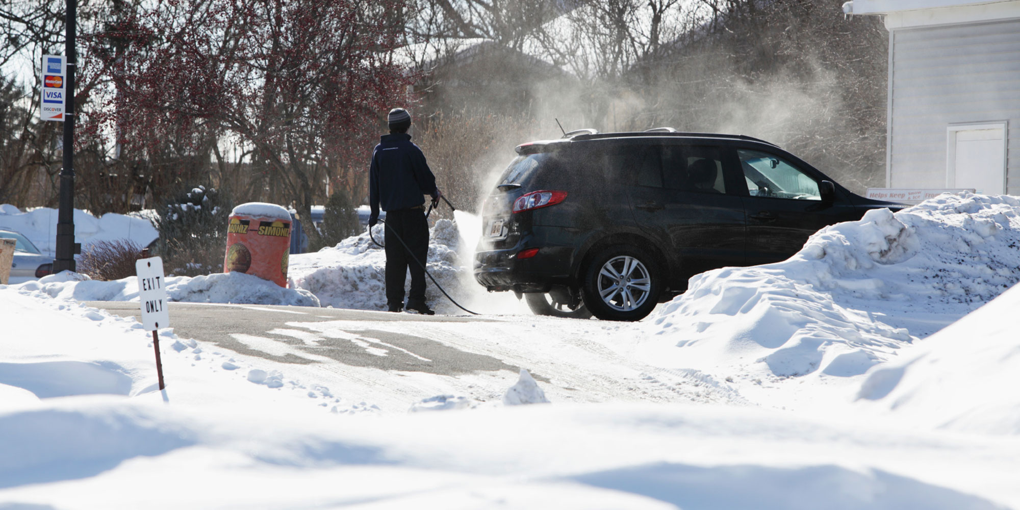 Можно мыть машину в морозы. Зимняя мойка автомобиля. Мойка авто зимой. Автомобиль на мойке в Мороз. Мойка автомобиля на улице зимой.