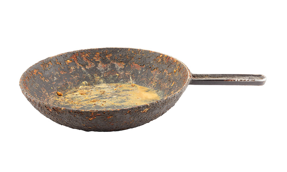 rusted and dirty cast iron skillet