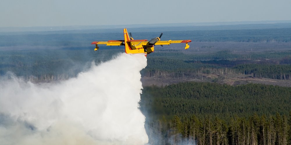 WanderingNomad, istockphoto.com water bomber flying over wildfire